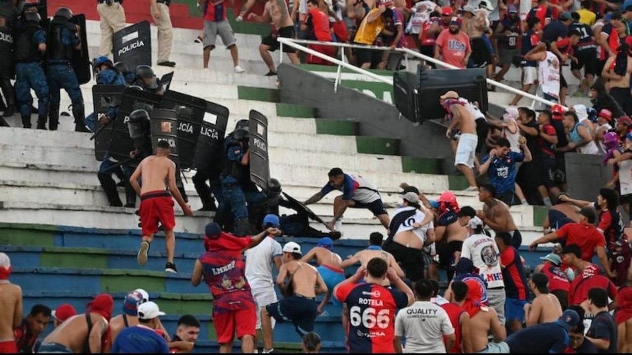 El clásico paraguayo entre Olimpia y Cerro Porteño se suspendió por disturbios violentos