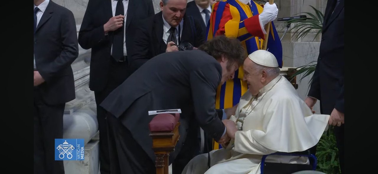 Javier Milei junto al papa Francisco en el Vaticano
