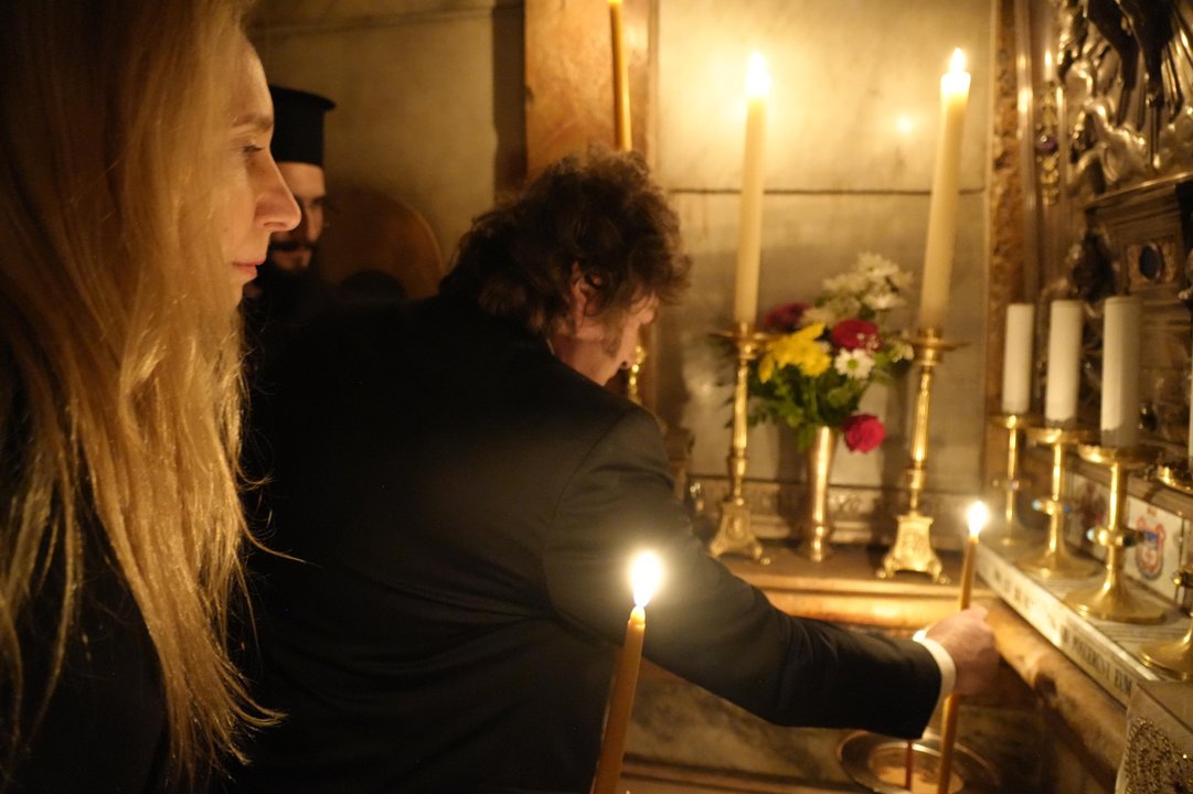 Milei rindió homenaje al papa Francisco desde el Santo Sepulcro y envió una carta al Episcopado