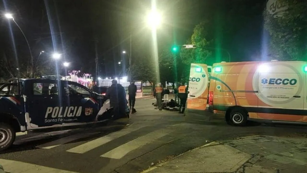 Rosario: el director técnico Frank Kudelka chocó con su camioneta contra una moto