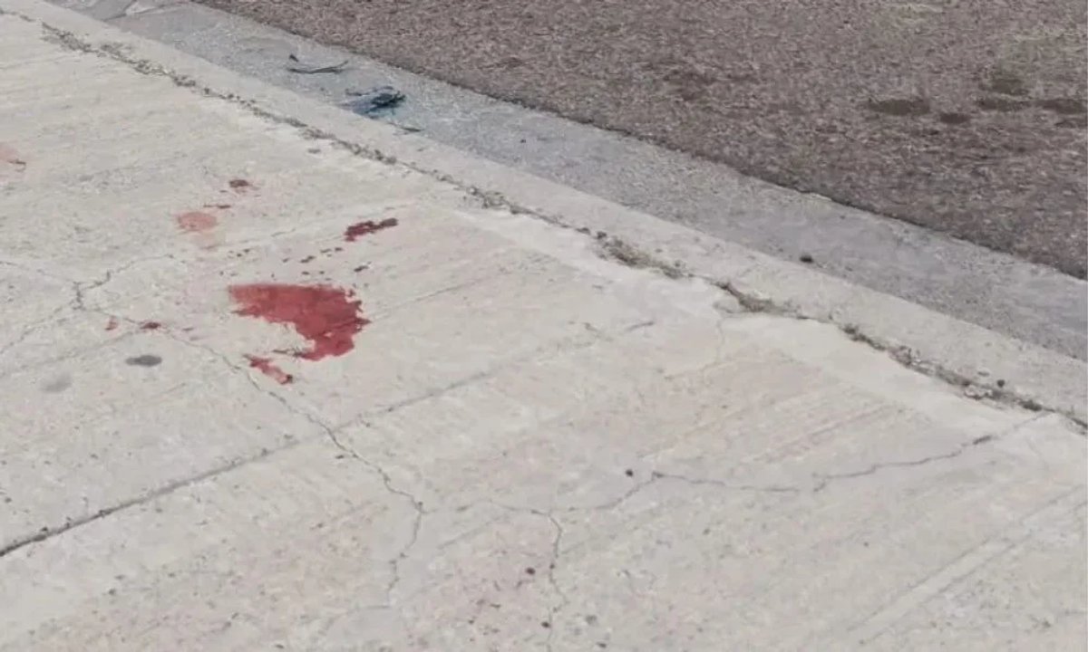 Patrulleros y cinta policial en un operativo nocturno en Comodoro Rivadavia
