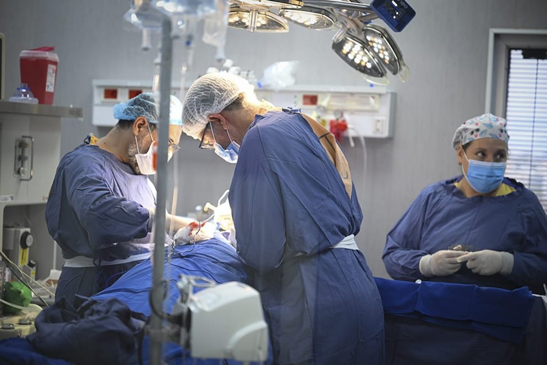 Equipo médico del Hospital Tránsito Cáceres de Allende realizando cirugía hepática