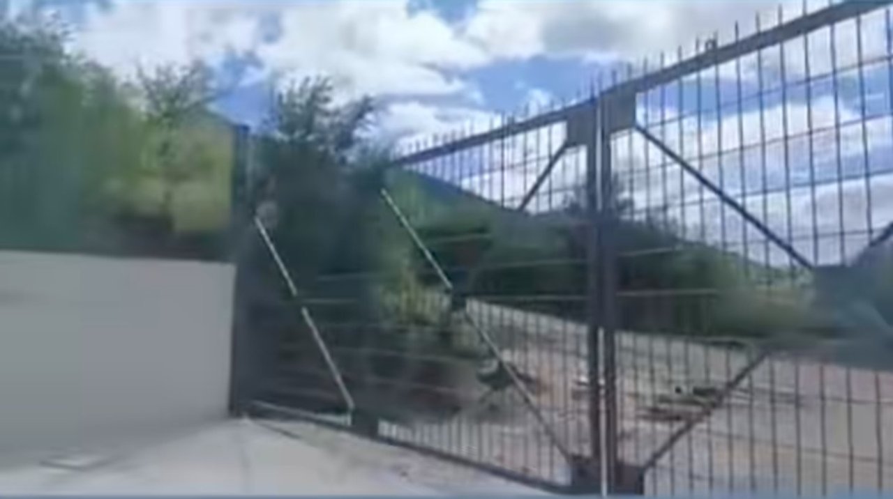 Portón que bloquea el acceso a un arroyo en Villa Allende