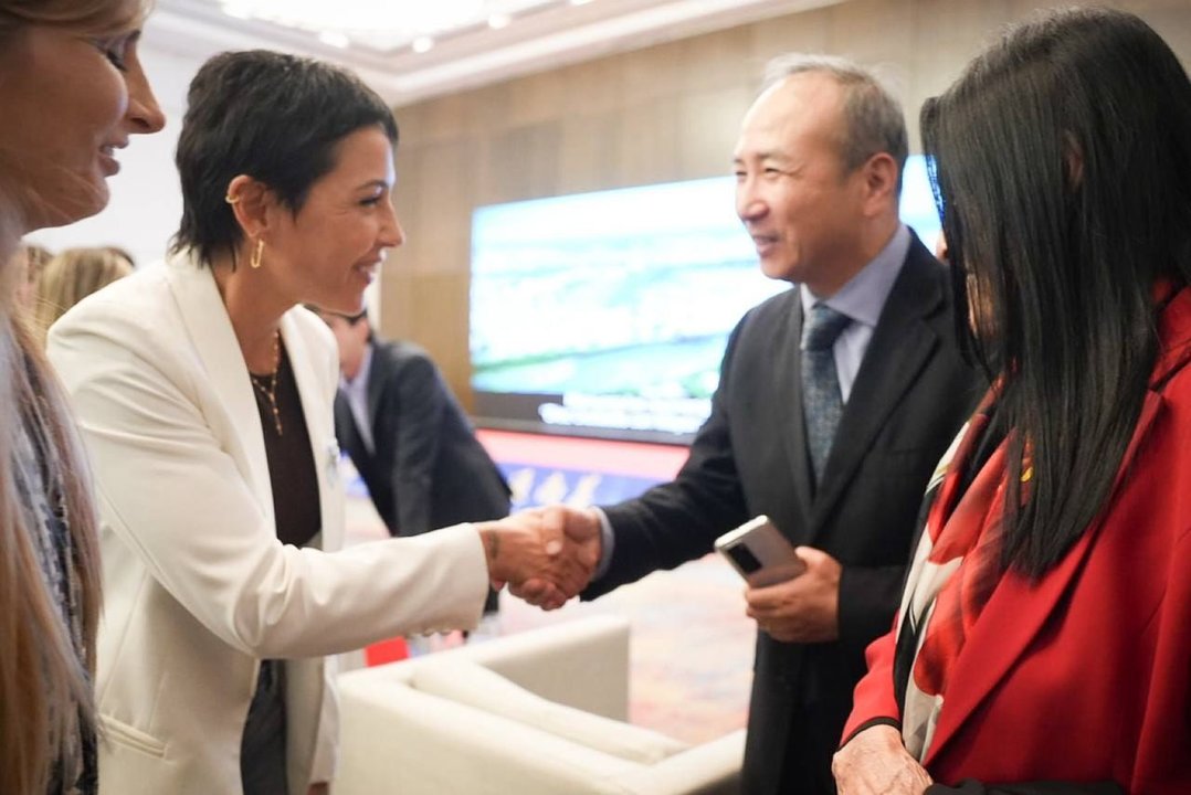 Mayra Mendoza destacó la cooperación con China y cuestionó la política exterior nacional