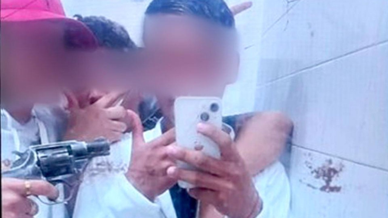 Imputaron a un adolescente de 16 años por sacarse una foto con un arma en el baño de un colegio