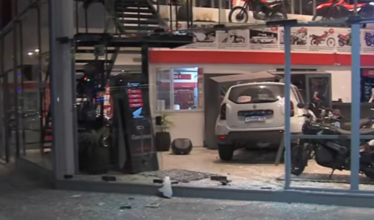 Una camioneta quedó incrustada en una concesionaria en Floresta tras chocar con una moto