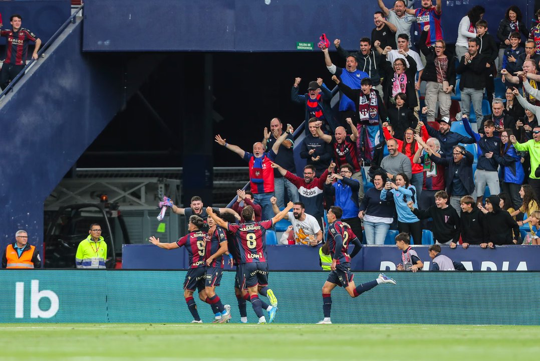 El Sevilla perdió un duelo clave ante el Levante y quedó muy comprometido con la zona de descenso