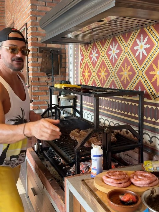 Ricardo Arjona practicando un asado antes de sus shows en Argentina