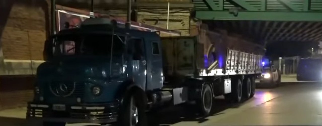 Un camión quedó trabado en un puente ferroviario y volcó su carga obstruyendo el tránsito