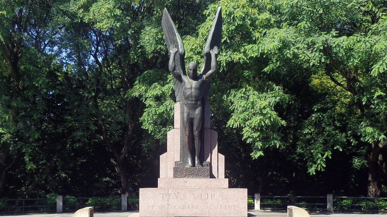 Monumento a Ícaro en el Espigón Plus Ultra, Costanera Sur de Buenos Aires
