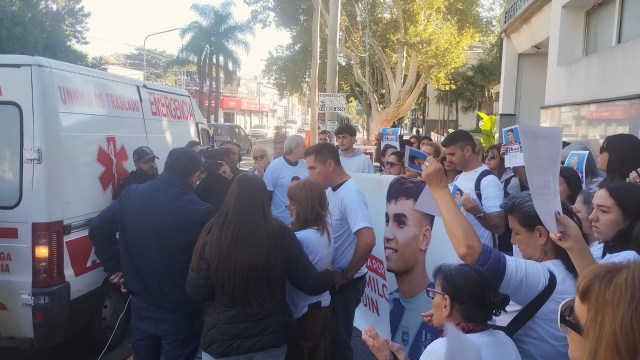 Jugaba al fútbol y murió en una operación de rodilla: la familia de Camilo Nuin realiza una marcha