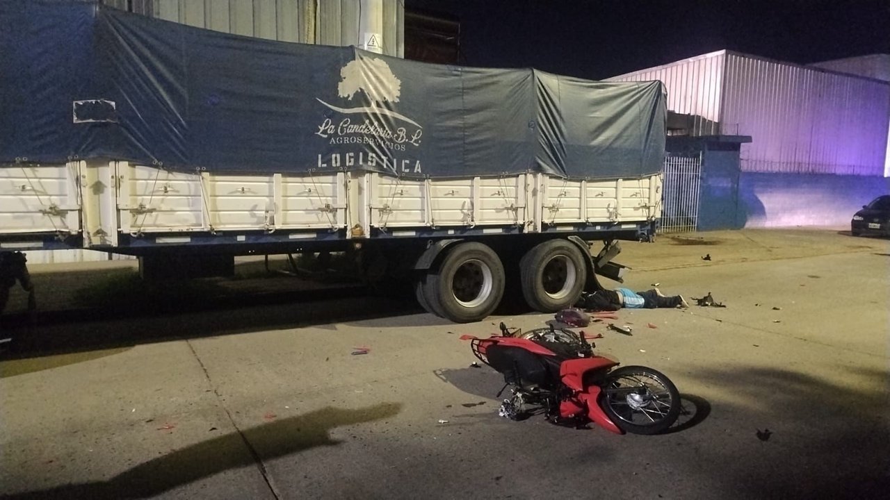 Un joven de 21 años falleció con su moto al chocar con un camión