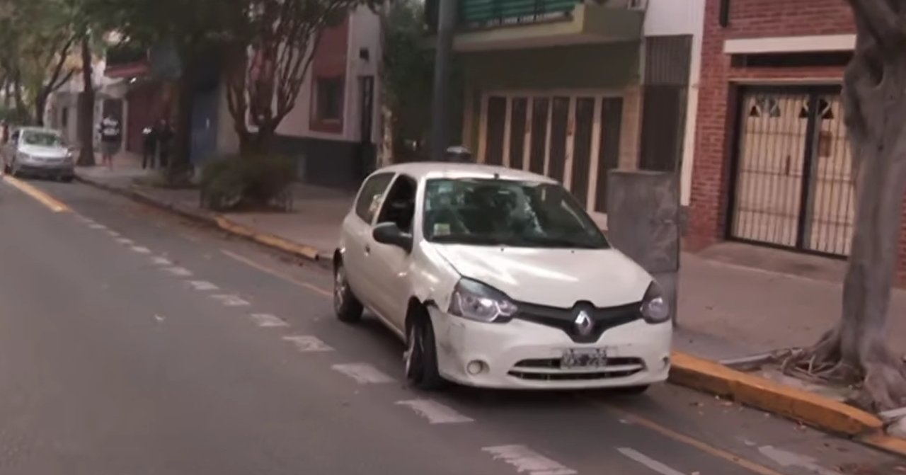 Choque y vuelco en Flores: un conductor se durmió e impactó contra dos autos