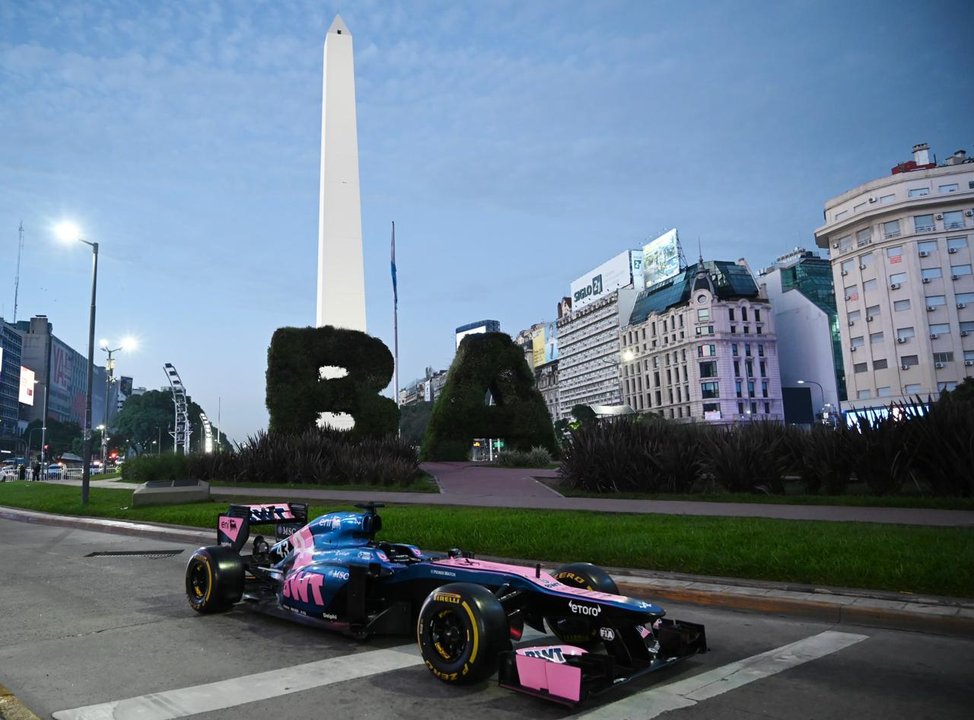 Presentaron en el Obelisco el Fórmula 1 que conducirá Colapinto en Palermo