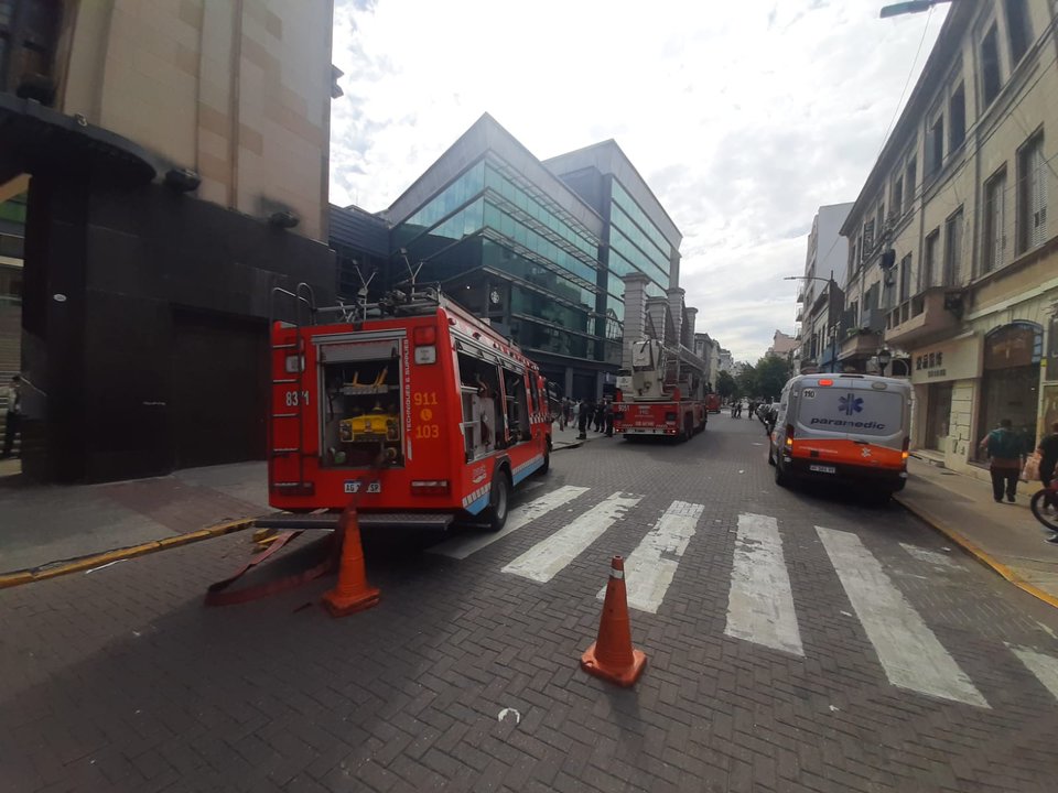 Incendio en el cine del Abasto: dos personas sufrieron quemaduras