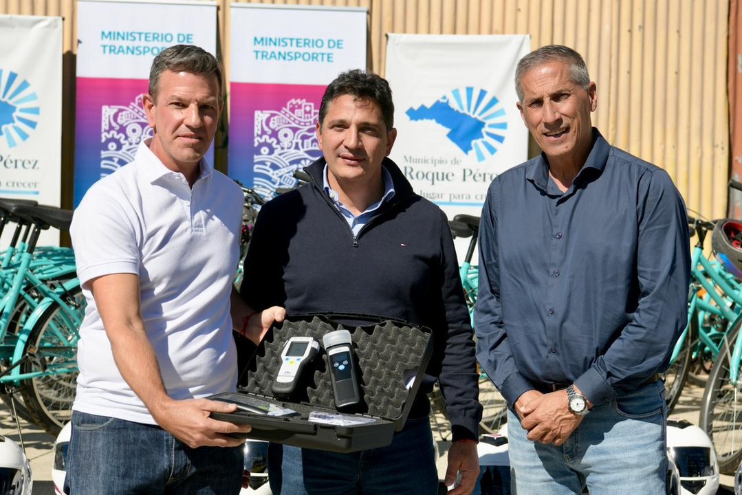 En Roque Pérez, la Provincia refuerza la seguridad vial con entrega de cascos, bicicletas y alcoholímetros