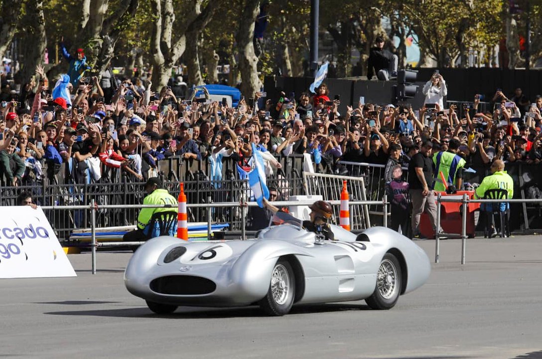 Colapinto emocionó a los nostálgicos con la histórica “Flecha de Plata” de Fangio