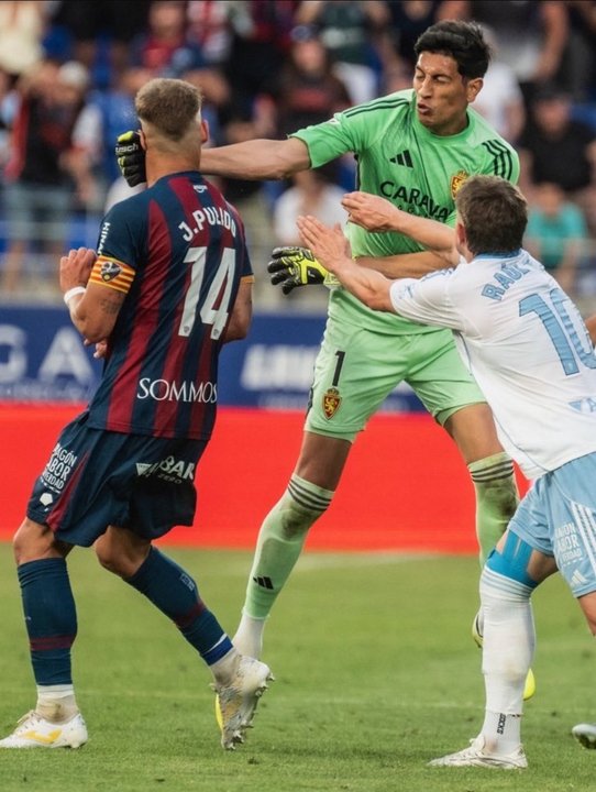 Escándalo: piña y expulsión del arquero argentino Esteban Andrada en la Segunda División española