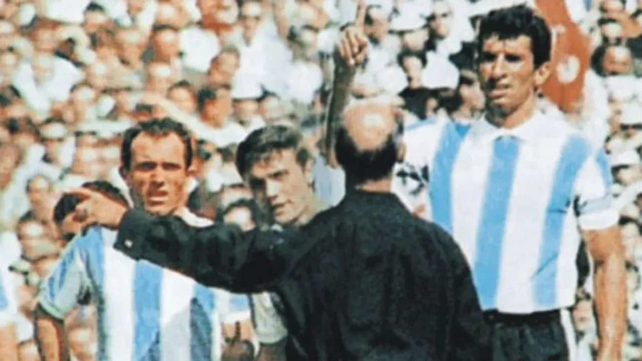 De una expulsión al VAR: cómo la Selección argentina cambió las reglas del fútbol