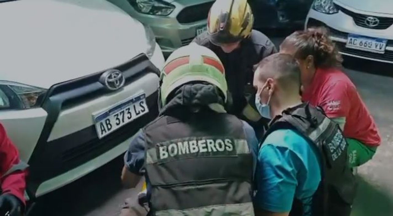 Un hombre cayó desde seis metros sobre un auto en Recoleta