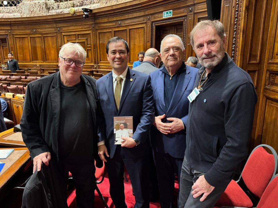 El Parlasur rindió homenaje al Papa Francisco en Montevideo