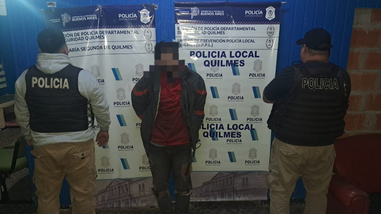 Homicidio en Quilmes: un detenido por el cuerpo hallado en las escalinatas de la biblioteca