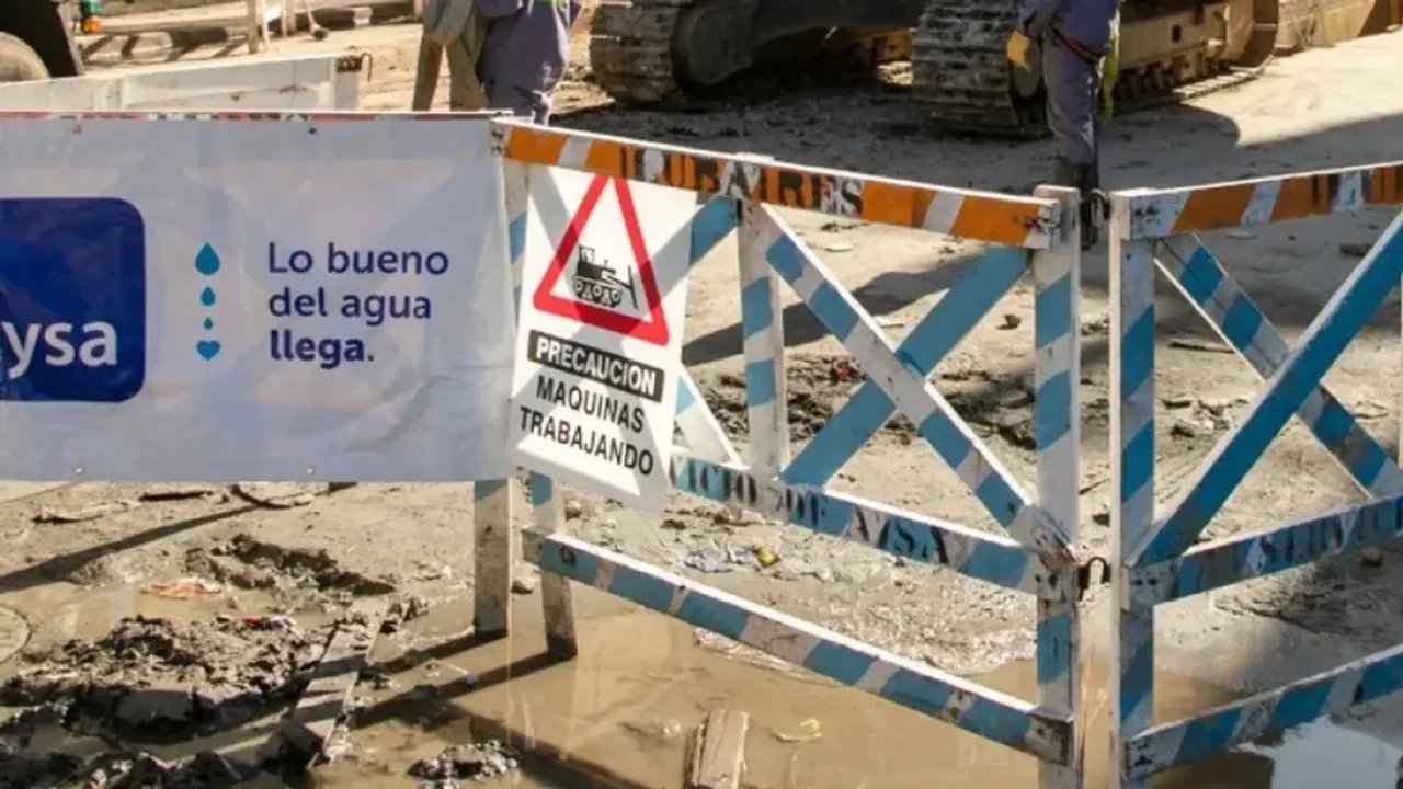 Trabajos de AySA en la red de agua en Lomas de Zamora