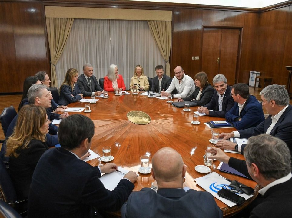 Foto de alto impacto político: Caputo se reunió con los bloques dialoguistas del Senado