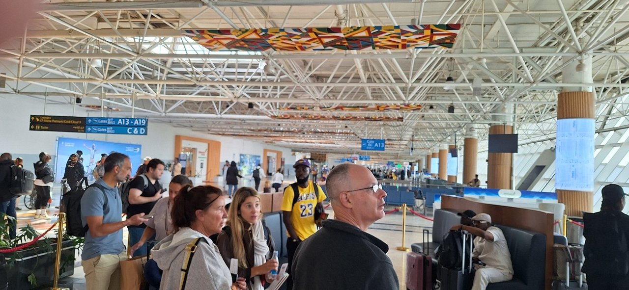 Avión comercial despegando en un aeropuerto de Latinoamérica