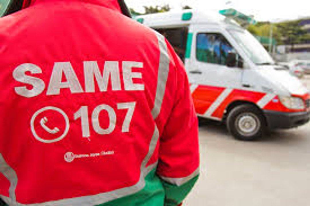 Un camionero se descompensó en Palermo, chocó y volcó: una joven fue atropellada