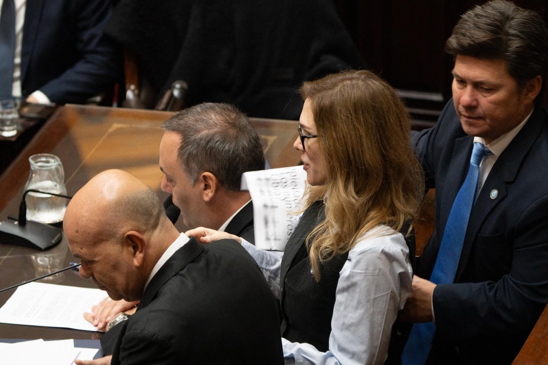Aldo Leiva muestra carteles críticos a Manuel Adorni en la Cámara de Diputados