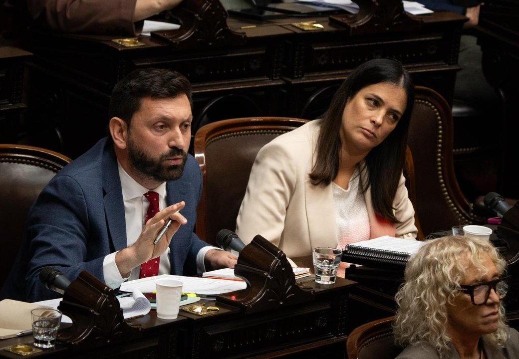 Tenso cruce en Diputados: Juliano recordó que Adorni sacó "un traje en cuotas"
