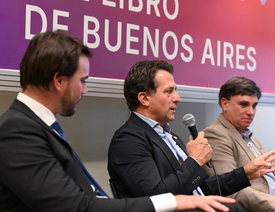 Gribaudo presentó su obra "Democracia Algorítmica" en la Feria del Libro