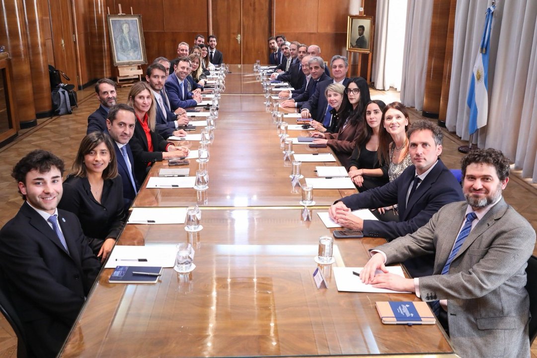 Luis Caputo junto a representantes de la Cámara de Comercio de Estados Unidos en el Ministerio de Economía