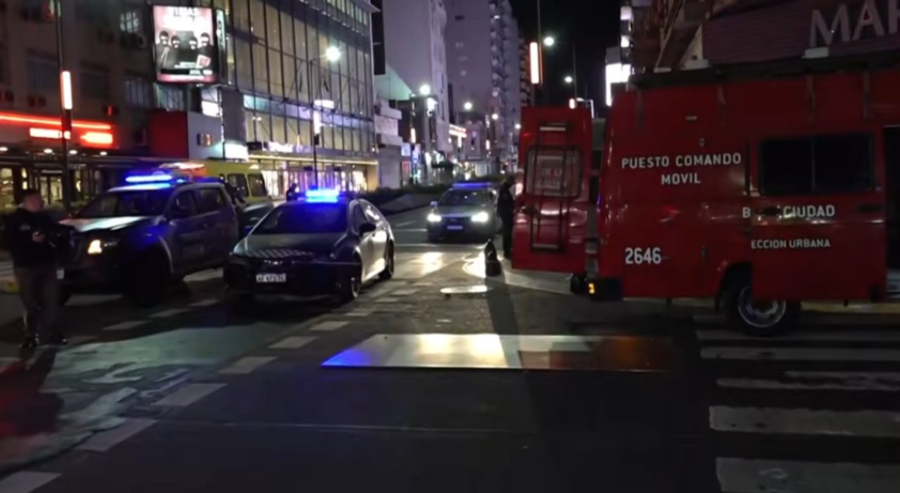 Incendio en Av. Corrientes y Paraná: 10 heridos y un detenido