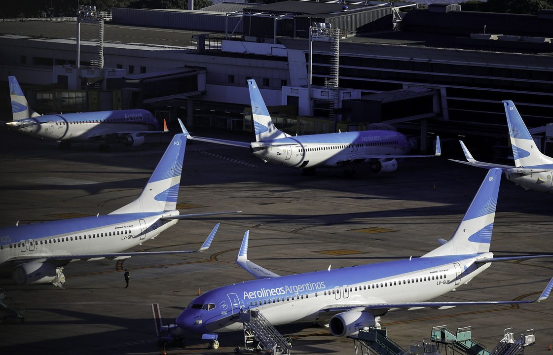 Avión comercial despegando, símbolo del aumento de los pasajes aéreos