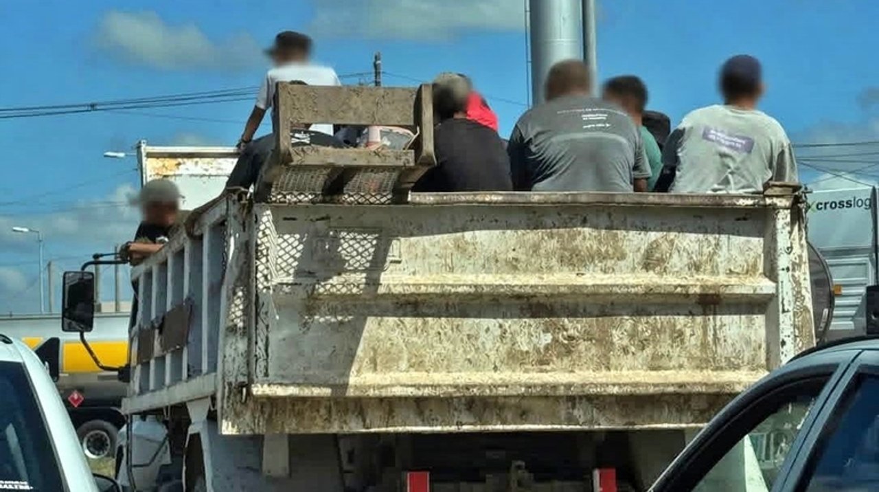 Campana bajo fuego: denuncian que municipales viajan “como ganado”