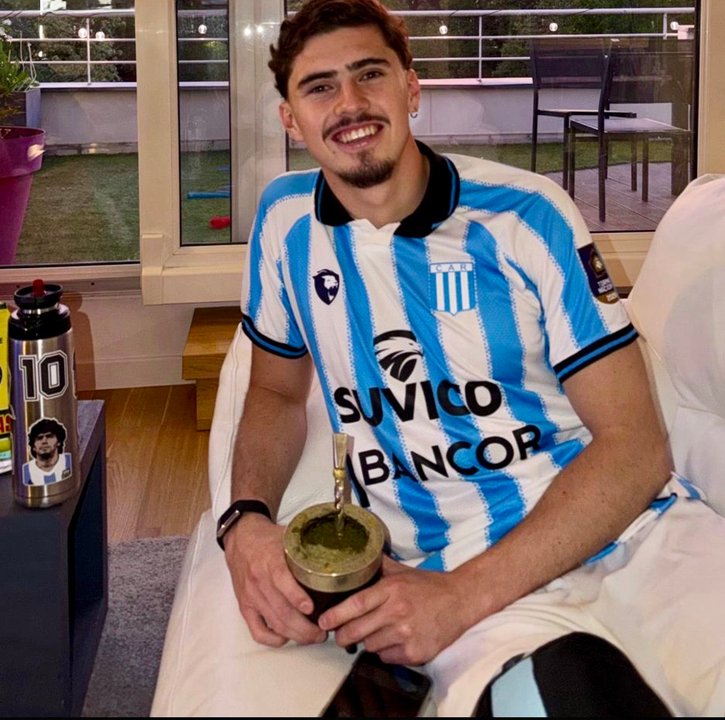 Joaquín Panichelli posó con la camiseta de un club de la Primera nacional