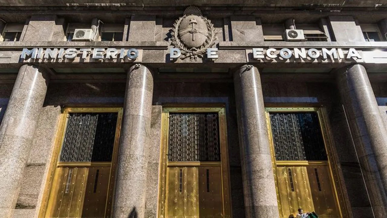 El Tesoro acelera el "rulo" de los pesos para esquivar la bomba de vencimientos