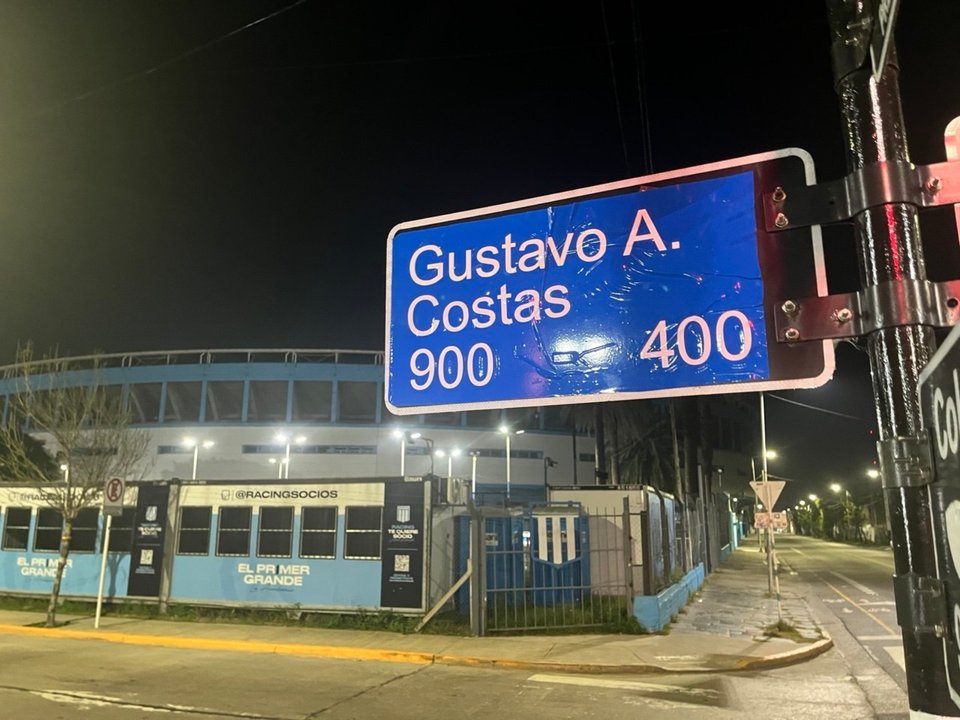 Los hinchas de Racing respaldan a Costas y le ponen su nombre a la calle “Milito"