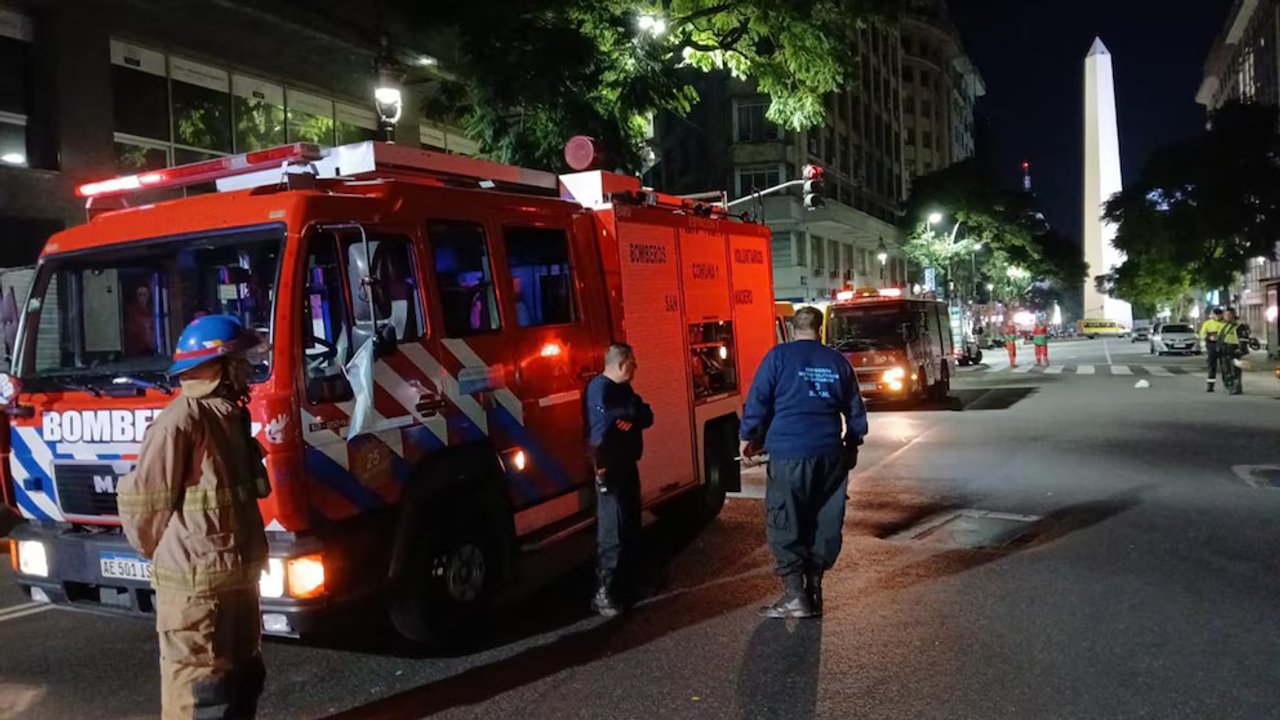 Fuego y evacuación masiva en un hotel a metros del Obelisco: hubo seis asistidos