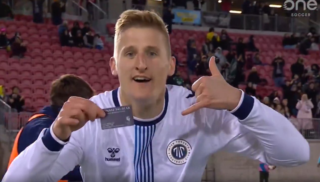 Increíble: un futbolista convirtió un gol y lo festejó promocionando su segundo trabajo