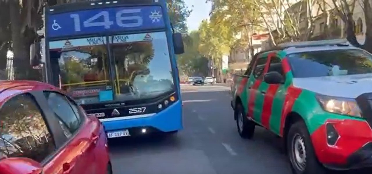 Brusca frenada de un colectivo frente al Hospital Durand por una pasajera con convulsiones: varios heridos
