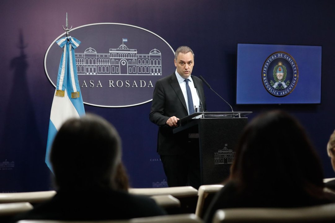 Adorni volvió a las conferencias de prensa con tono moderado y nulas referencias judiciales