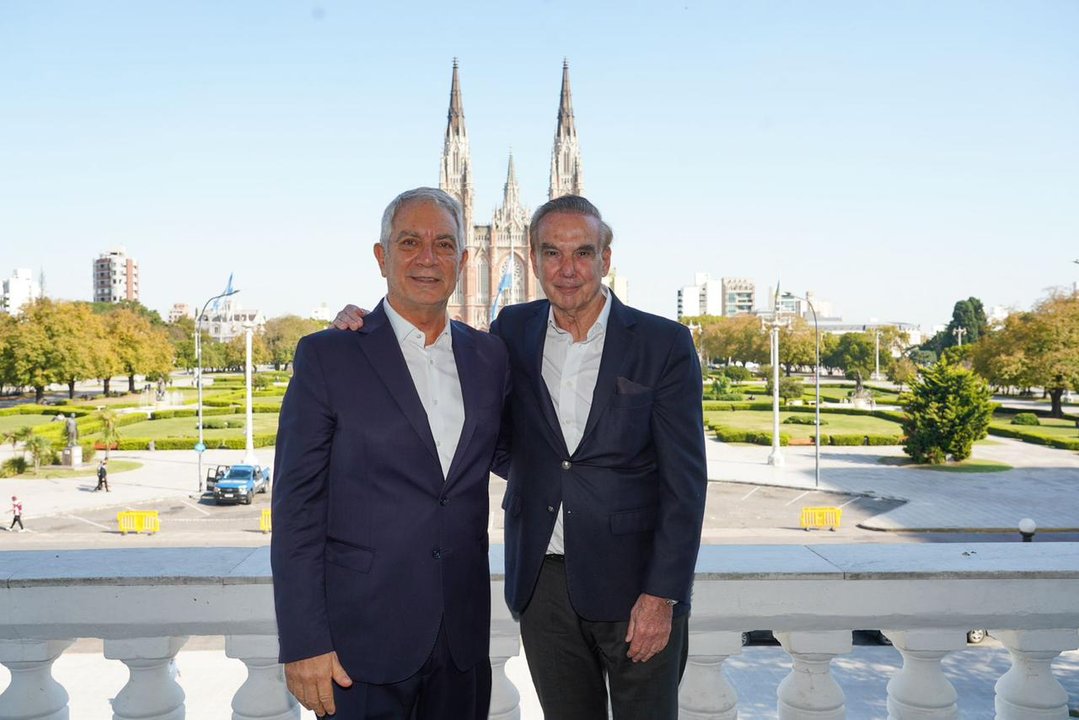 Miguel Pichetto junto a dirigentes peronistas en La Plata