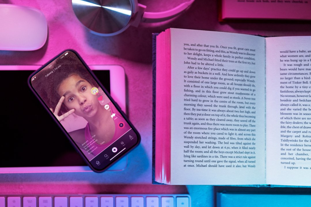 Lectores jóvenes recomendando libros en TikTok