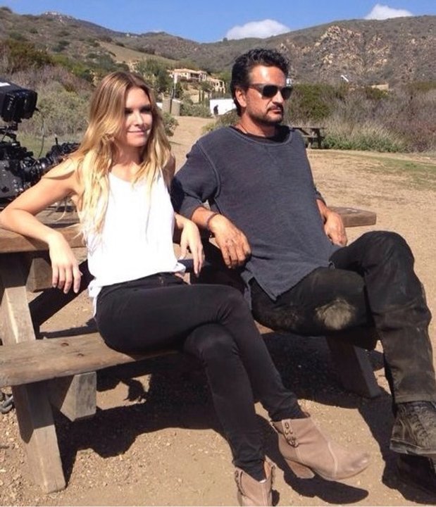 Sofía Zámolo junto a Ricardo Arjona durante el rodaje del videoclip Apnea en Malibú