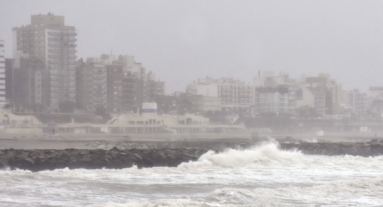 Ciclogénesis en Mar del Plata: viento, lluvia y calles anegadas
