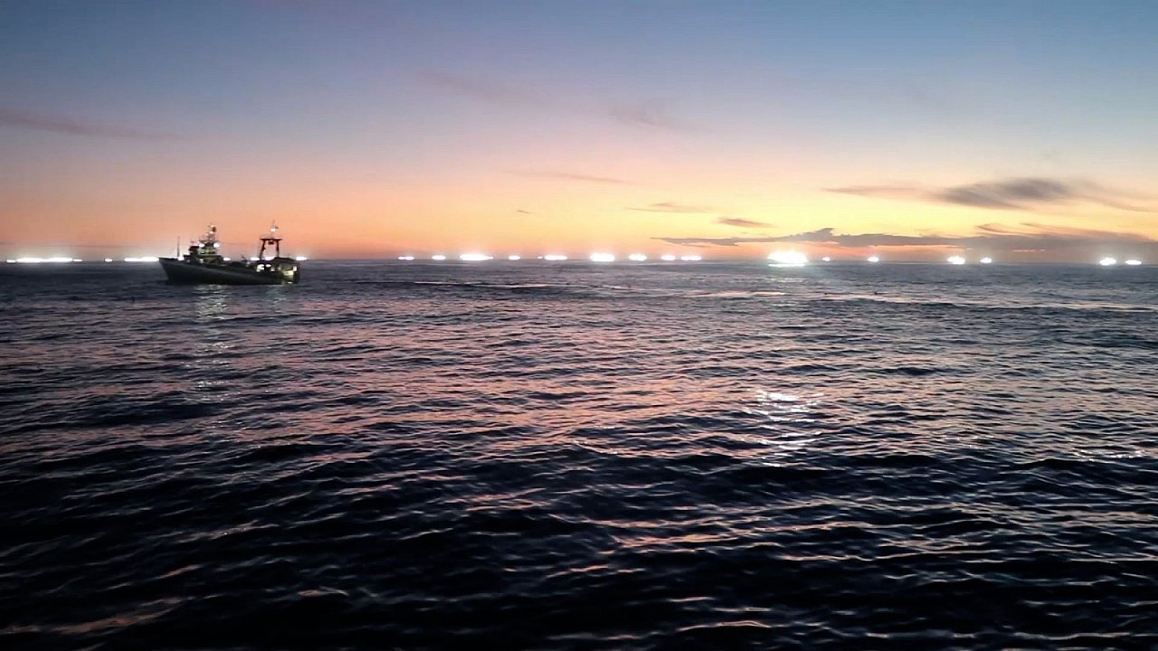 Más de 140 barcos pesqueros extranjeros buscan refugio en aguas argentinas por un fuerte temporal en el Atlántico Sur
