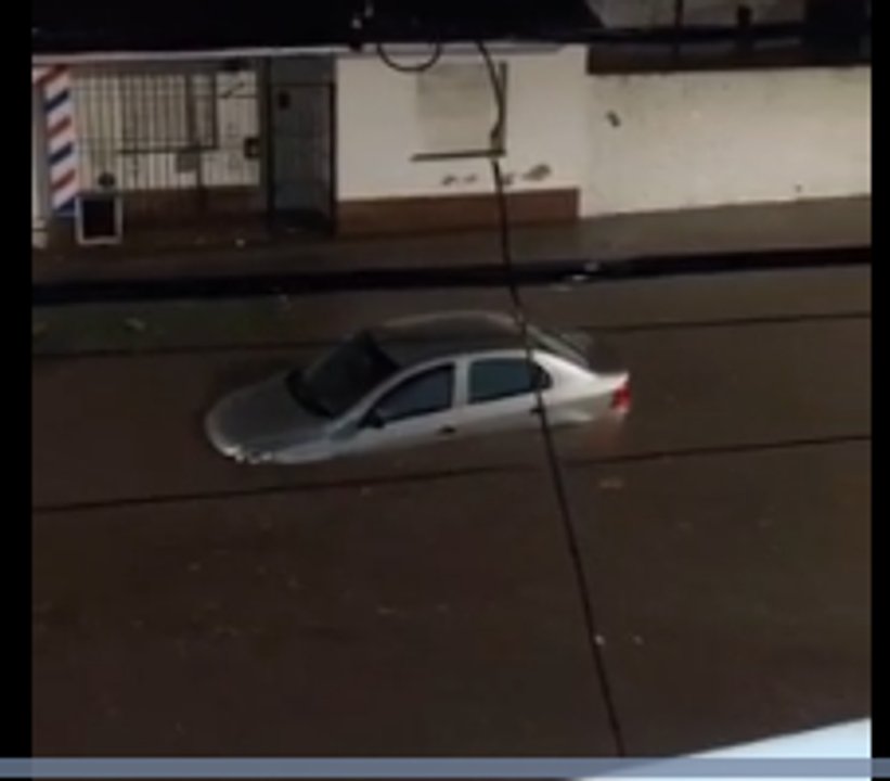 Feroz temporal en Buenos Aires: granizo, ráfagas y graves inundaciones en distintos barrios